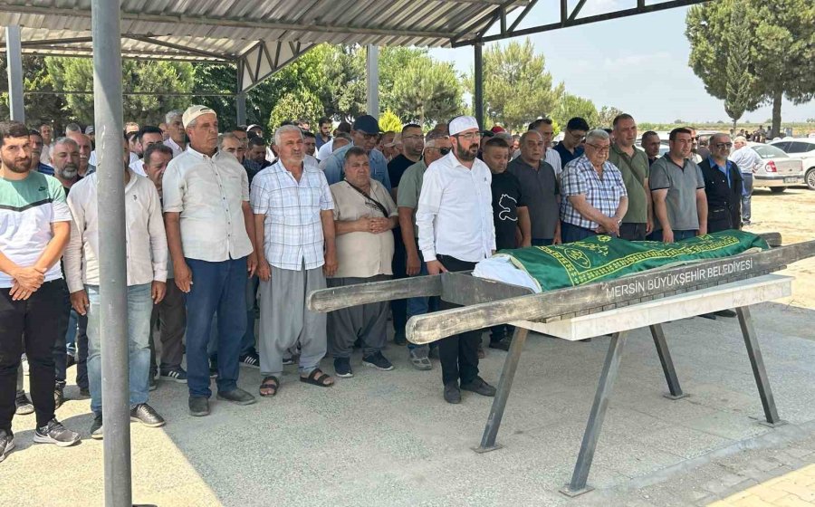 Baba Ve Kızları Yan Yana Defnedildi