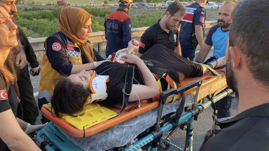 Aksaray’da 2 Otomobilin Çarpıştığı Sıkışmalı Kazada 2’si Ağır 8 Kişi Yaralandı