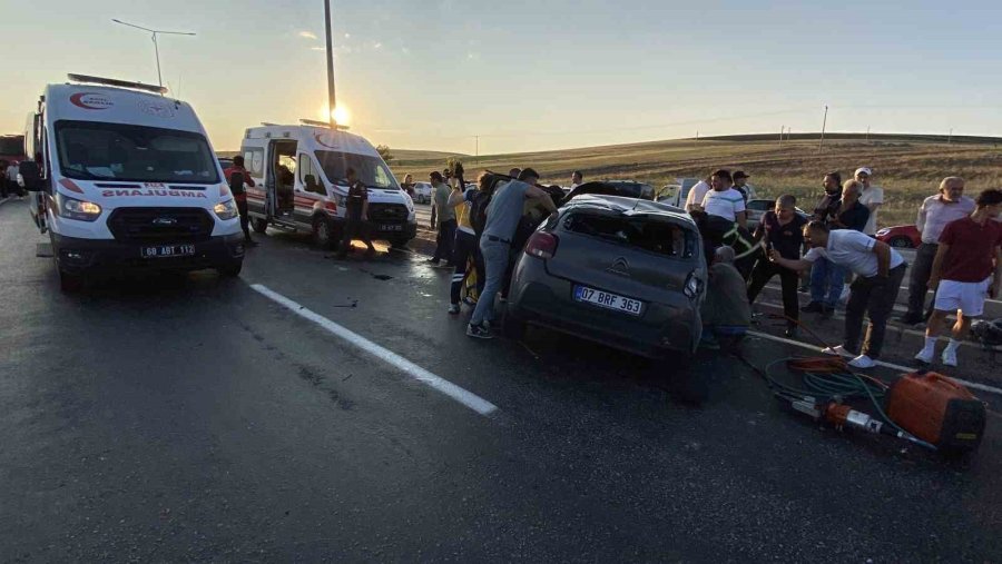 Aksaray’da 2 Otomobilin Çarpıştığı Sıkışmalı Kazada 2’si Ağır 8 Kişi Yaralandı