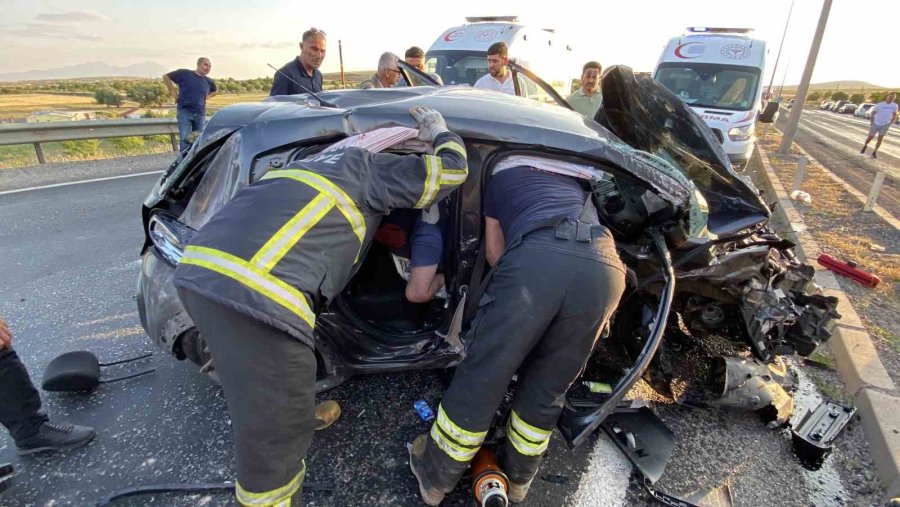 Aksaray’da 2 Otomobilin Çarpıştığı Sıkışmalı Kazada 2’si Ağır 8 Kişi Yaralandı