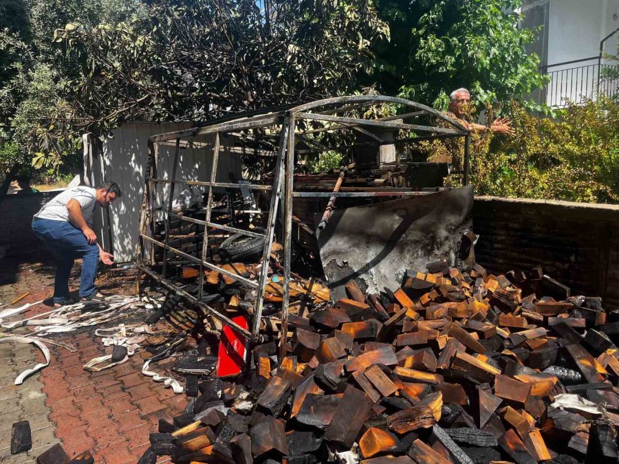 Apartman Arkasındaki Odunlukta Çıkan Yangın, Mahalleliyi Sokağa Döktü