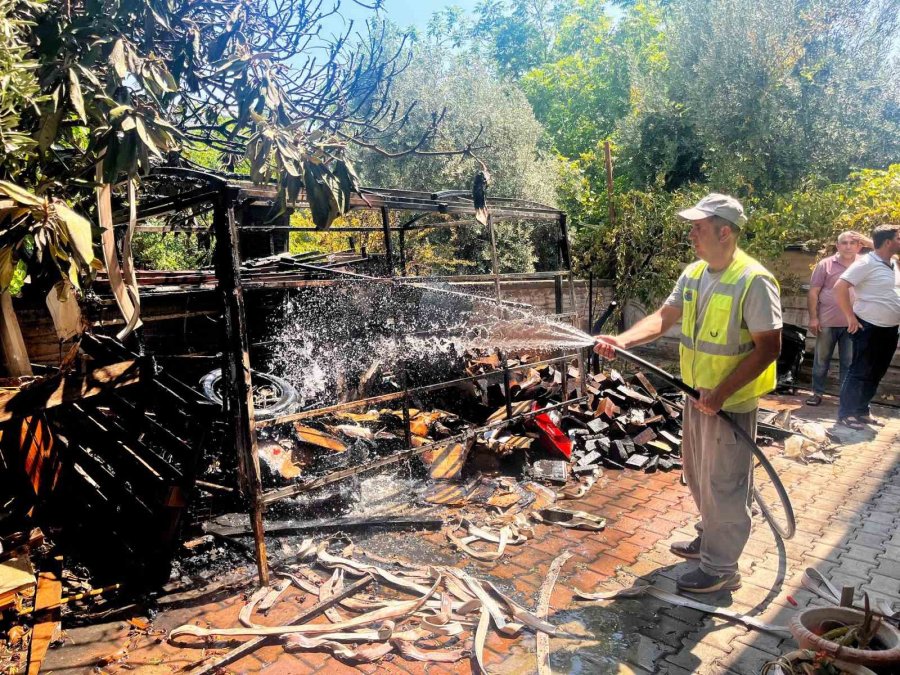 Apartman Arkasındaki Odunlukta Çıkan Yangın, Mahalleliyi Sokağa Döktü