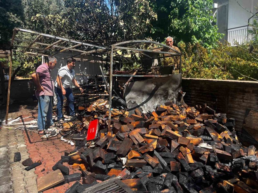 Apartman Arkasındaki Odunlukta Çıkan Yangın, Mahalleliyi Sokağa Döktü