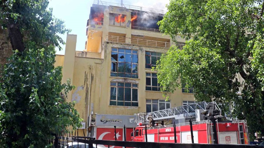 Ünlülerin Program Yaptığı Eski Televizyon Kanalı Binasında Yangın