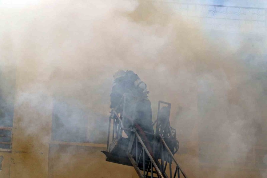 Ünlülerin Program Yaptığı Eski Televizyon Kanalı Binasında Yangın