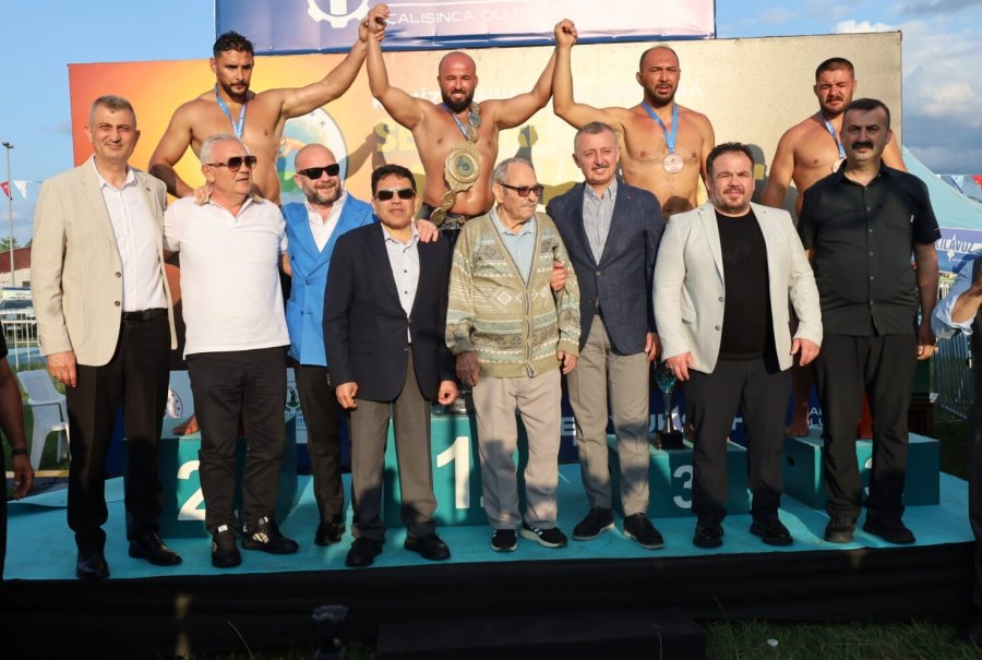 Yağlı Güreş Liginde Muratpaşa Belediyesi Liderliğini Sürdürüyor