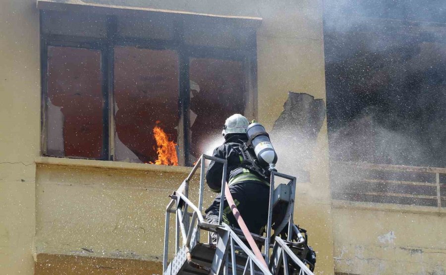 Ünlülerin Program Yaptığı Eski Televizyon Kanalı Binasında Yangın