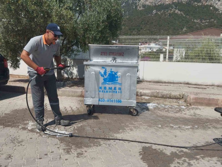 Kemer’de Çöp Konteynerleri Dezenfekte Ediliyor