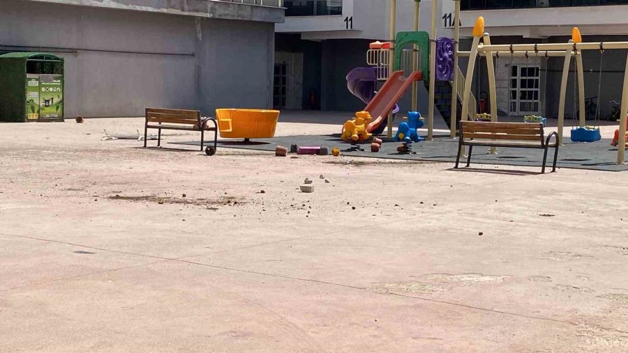 Balkona Çıkıp Bıçakla Kendini Yaraladı