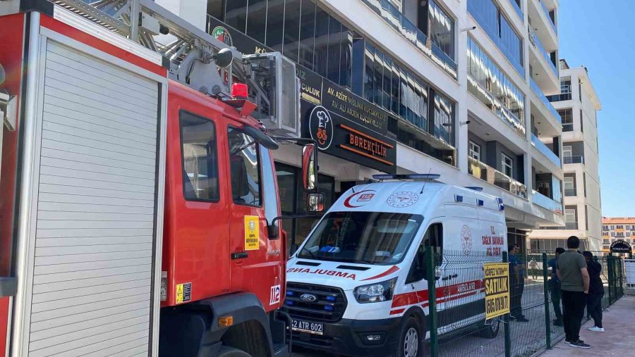 Balkona Çıkıp Bıçakla Kendini Yaraladı