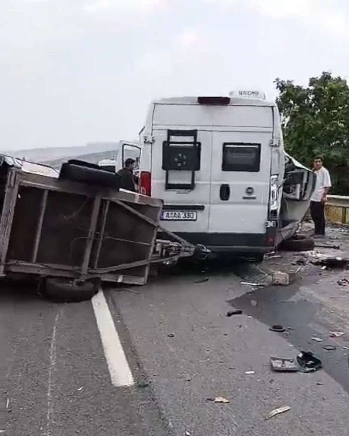 Karavan Minibüs Kamyonete Çarptı: 1 Ölü, 1 Yaralı