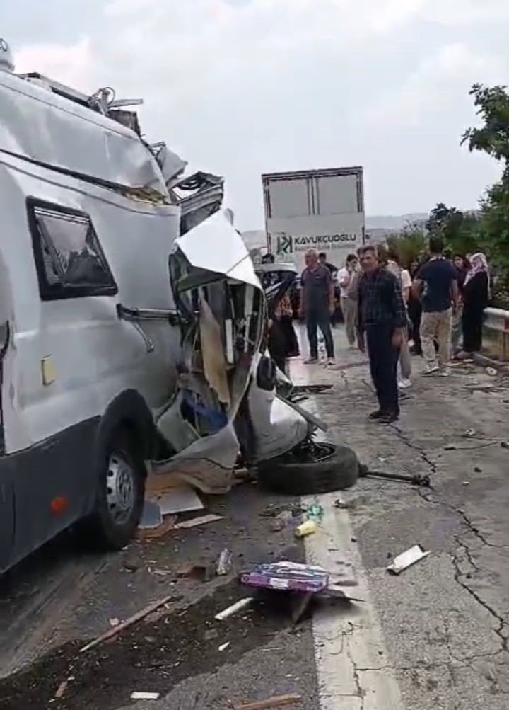Karavan Minibüs Kamyonete Çarptı: 1 Ölü, 1 Yaralı