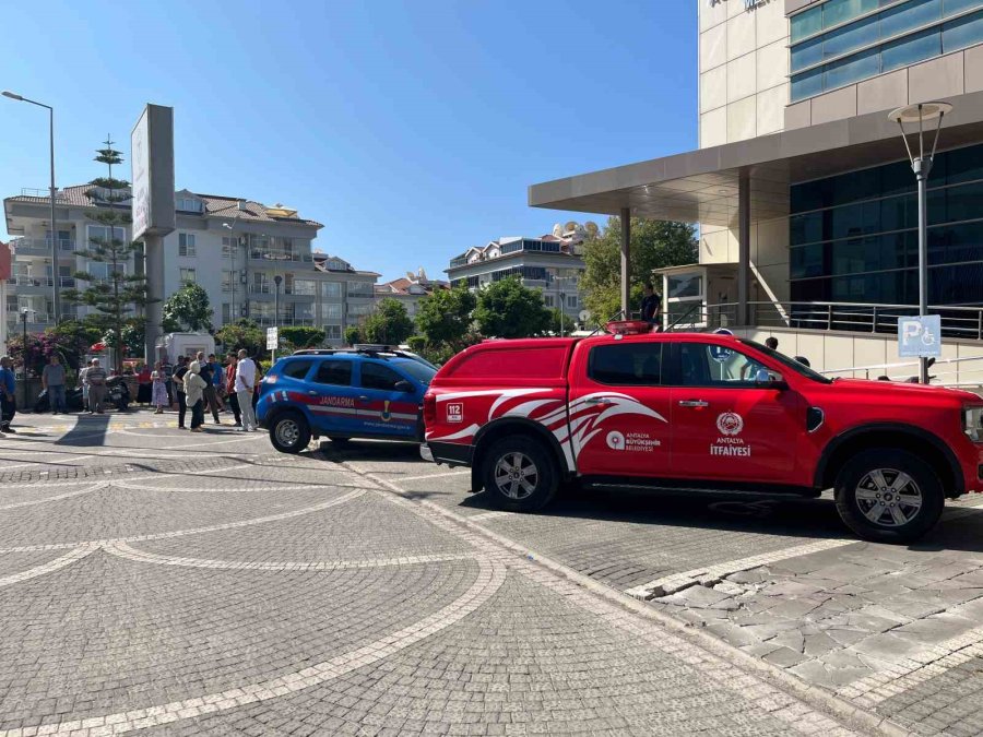 Alanya’da Ağız Ve Diş Sağlığı Merkezi’nde Yangın Paniği