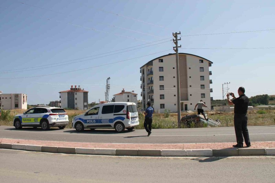 Serik’te Otomobil Şarampole Yuvarlandı, Sürücü Ve 13 Yaşındaki Çocuğu Yaralandı