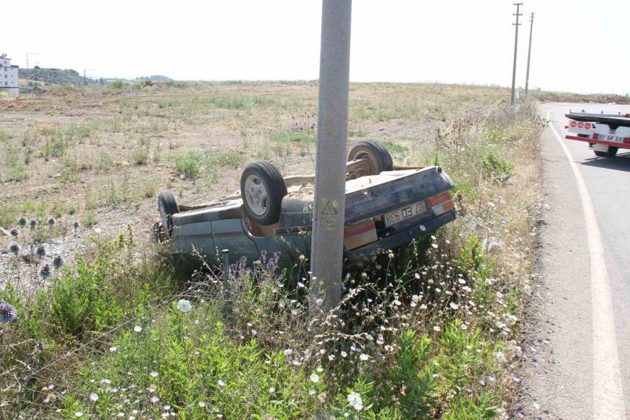 Serik’te Otomobil Şarampole Yuvarlandı, Sürücü Ve 13 Yaşındaki Çocuğu Yaralandı