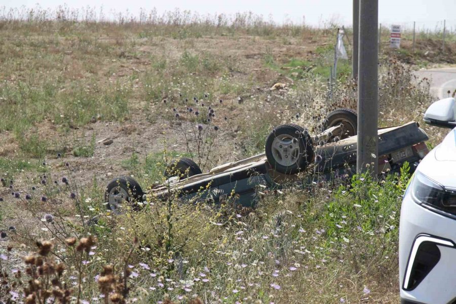 Serik’te Otomobil Şarampole Yuvarlandı, Sürücü Ve 13 Yaşındaki Çocuğu Yaralandı