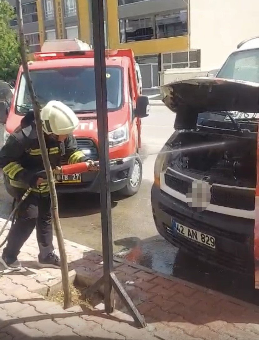 Minibüste Çıkan Yangın İtfaiye Ekiplerince Söndürüldü