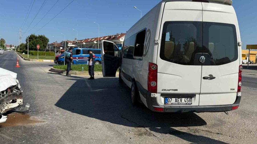 Manavgat’ta Otomobil Tur Aracına Çarptı: 5 Yaralı