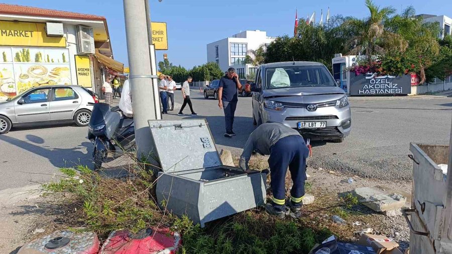 Kaza Yapan Araçlar Elektrik Panosu Devirdi