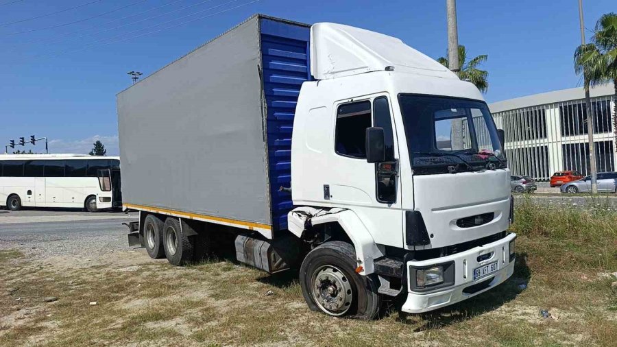 Nakliye Kamyonu İle Otobüs Çarpıştı: 1 Yaralı