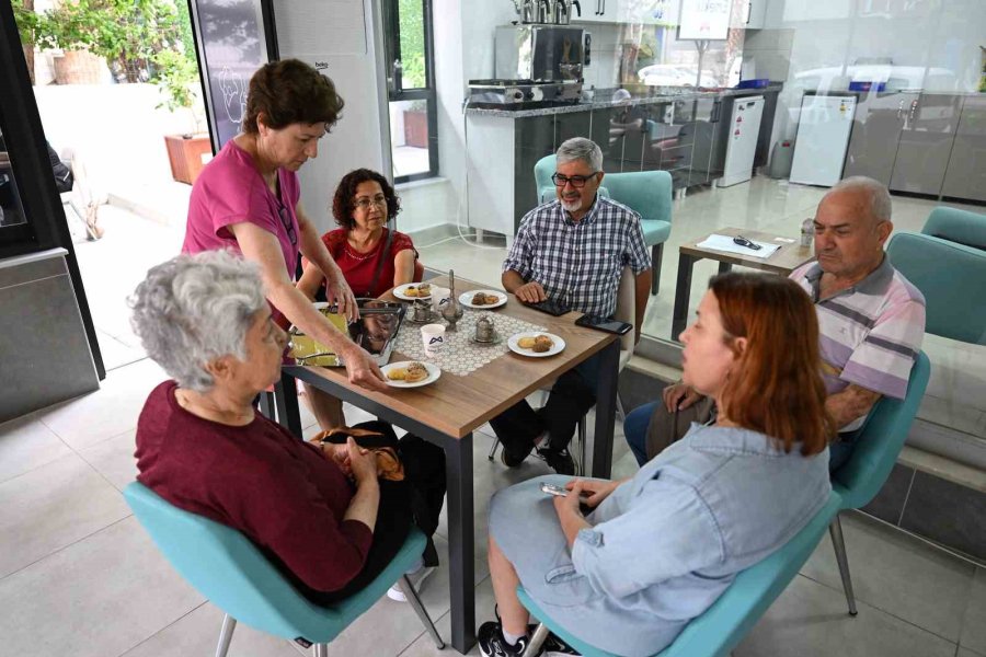 Mersin’de Emekliler ‘emekli Evi’nde Sosyalleşiyor