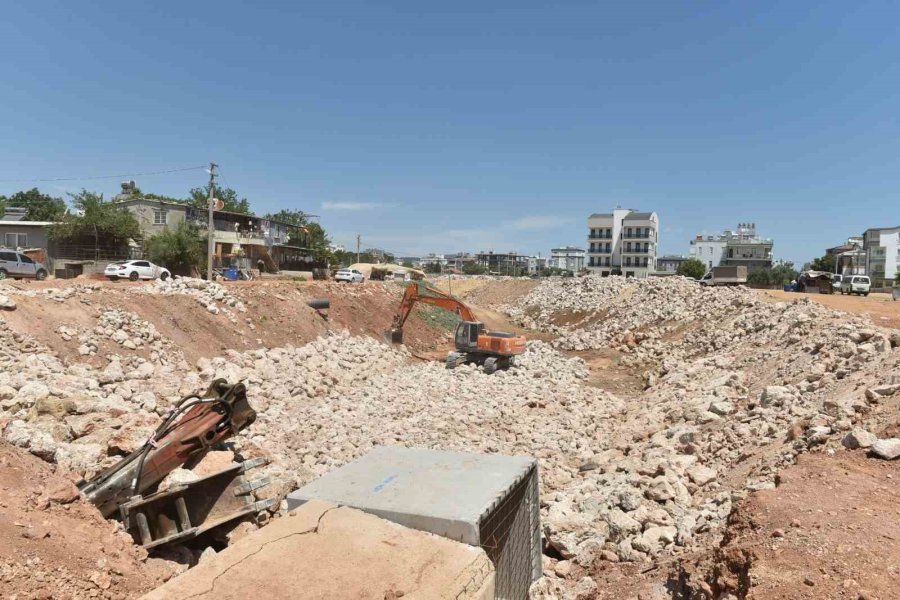 Kepez’de Su Baskınlarına Karşı Hummalı Çalışma