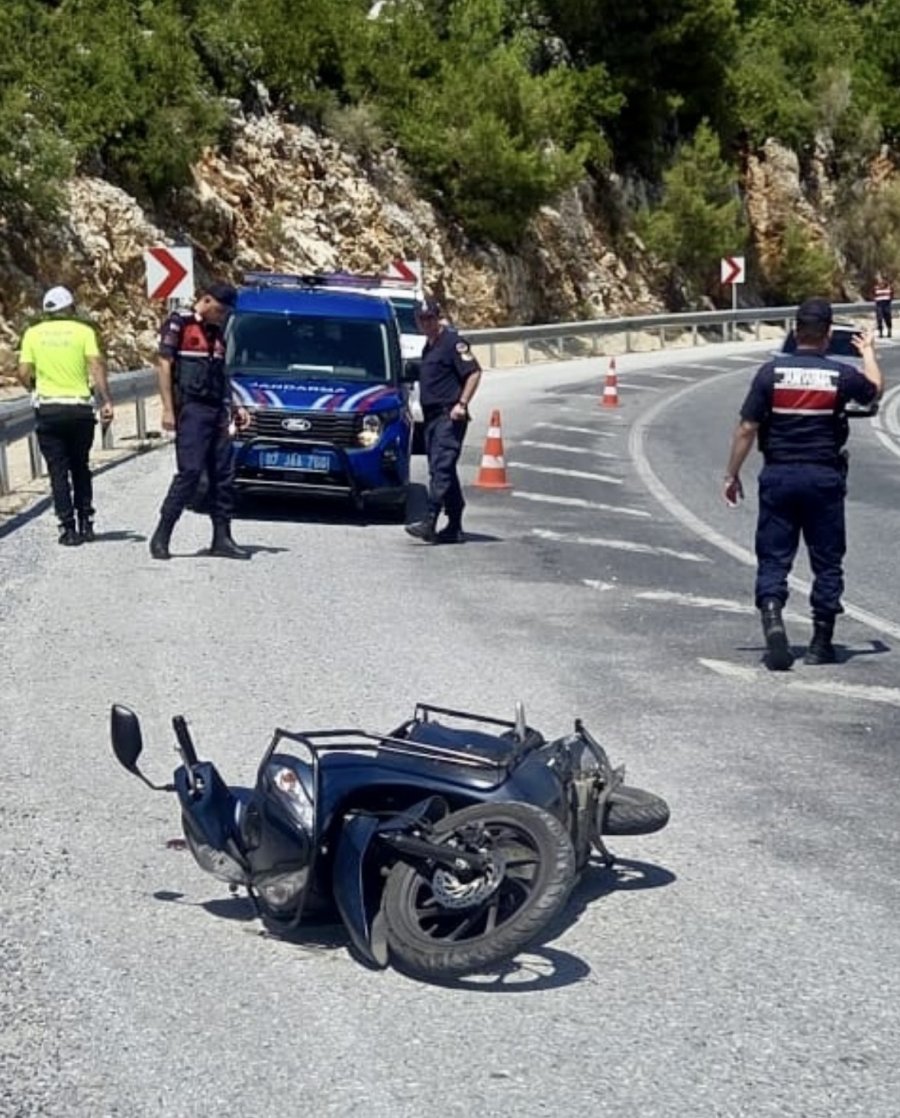 Antalya’da Motosiklet Devrildi, Sürücü Yaralandı