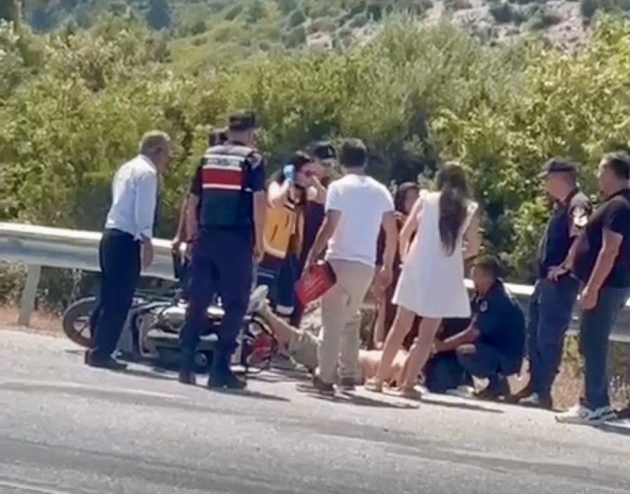 Antalya’da Motosiklet Devrildi, Sürücü Yaralandı