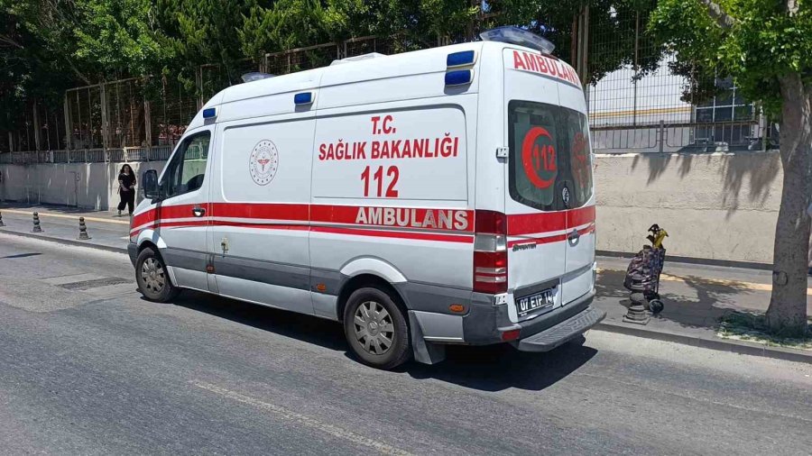 Yaya Geçidinde Kamyonetin Çarptığı Yaşlı Kadın Yaralandı