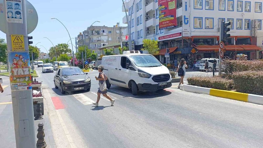 Yaya Geçidinde Kamyonetin Çarptığı Yaşlı Kadın Yaralandı