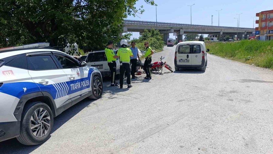 Manavgat’ta Motosiklet Hafif Ticari Araca Çarptı: 1 Yaralı