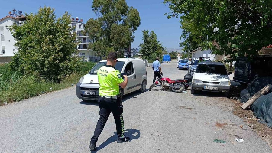 Manavgat’ta Motosiklet Hafif Ticari Araca Çarptı: 1 Yaralı