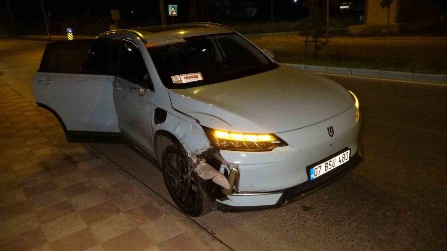 Turistleri Taşıyan Transfer Aracı Turistin Kullandığı Motosiklete Çarptı