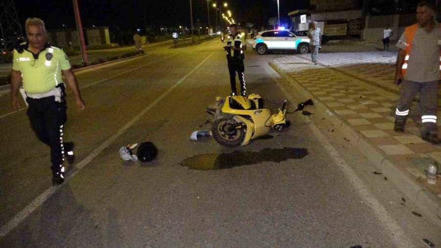 Turistleri Taşıyan Transfer Aracı Turistin Kullandığı Motosiklete Çarptı