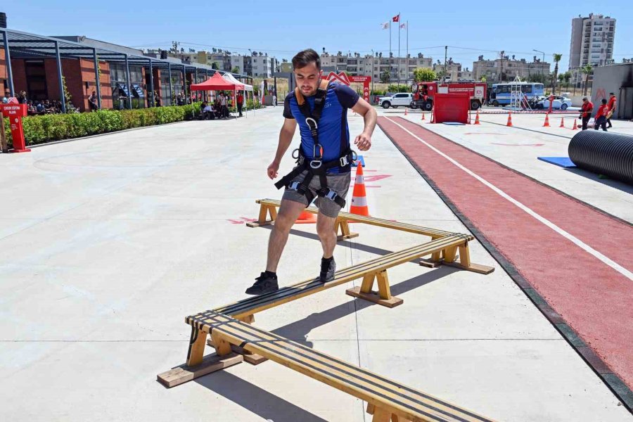 Mersin’de İtfaiye Eri Sınavlarında Adaylar Ter Döktü