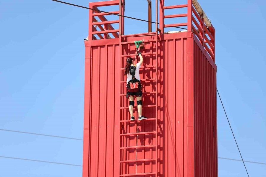 Mersin’de İtfaiye Eri Sınavlarında Adaylar Ter Döktü