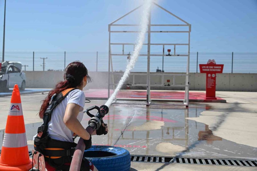 Mersin’de İtfaiye Eri Sınavlarında Adaylar Ter Döktü
