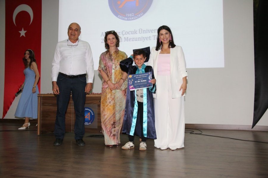 Akdeniz Çocuk Üniversitesi’nde Mezuniyet Coşkusu
