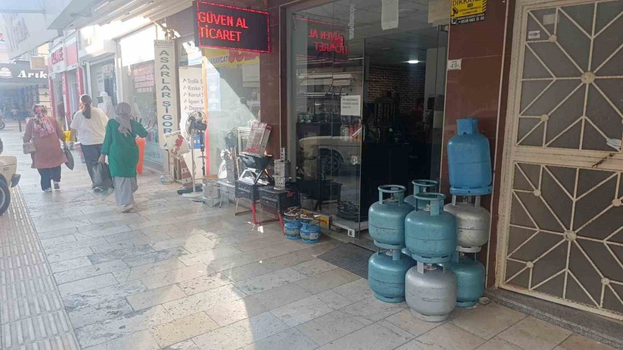 Tüpçü Dükkanından Mutfak Tüpü Çaldı