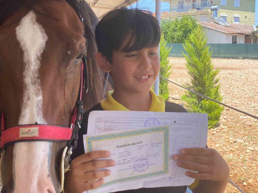 Karnesini Almaya Okula Atıyla Geldi, Gören Gözlerine İnanamadı