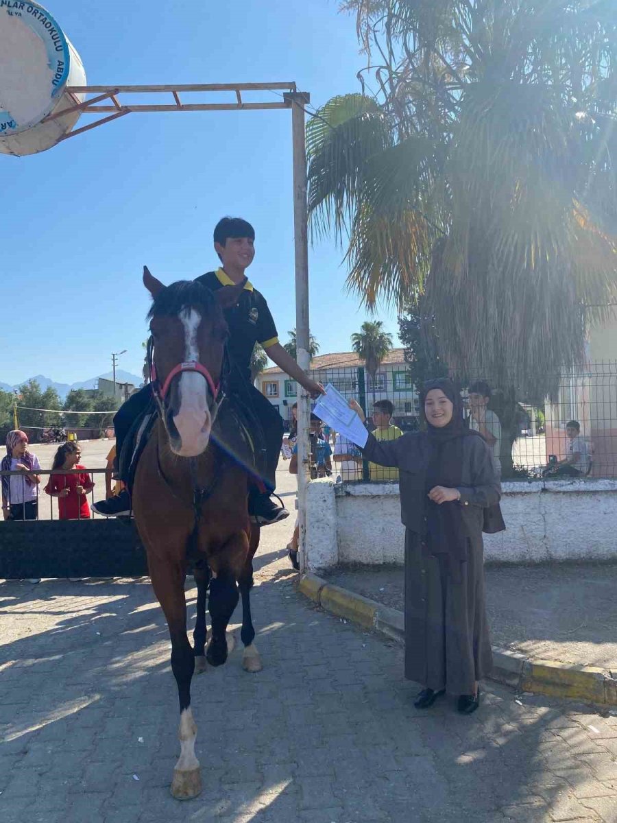 Karnesini Almaya Okula Atıyla Geldi, Gören Gözlerine İnanamadı