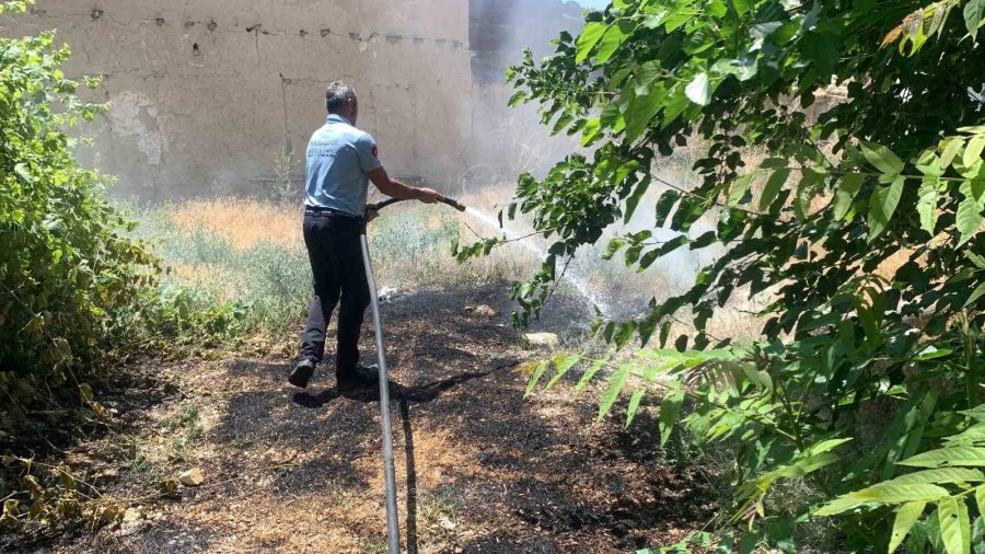 Karaman’da Cami Avlusundaki Kuru Otlar Tutuştu