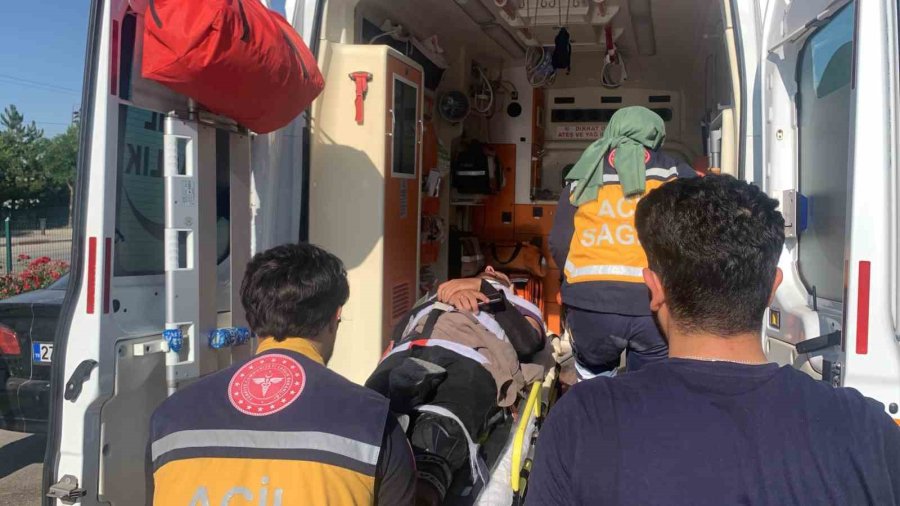 Karaman’da Otomobille Çarpışan Motokurye Yaralandı