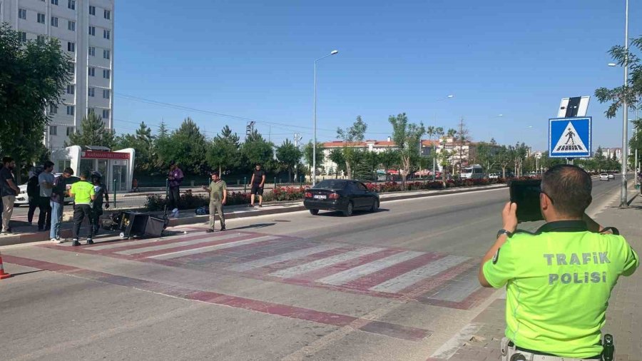 Karaman’da Otomobille Çarpışan Motokurye Yaralandı