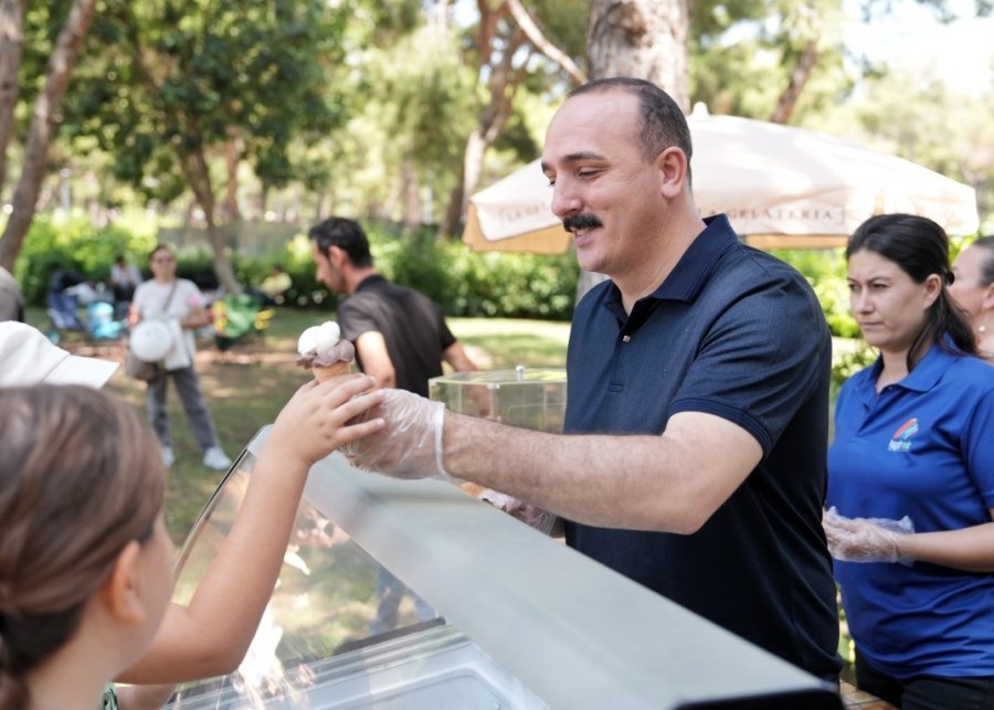 Kotan’dan Çocuklara Karne Hediyesi Dondurma İkramı