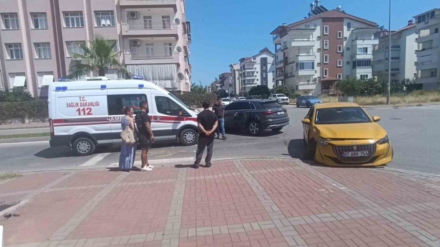 Manavgat’ta Otomobiller Çarpıştı: 2 Yaralı