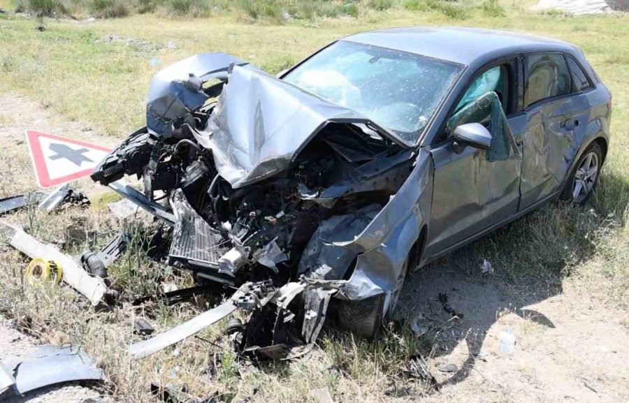 Traktör İle Otomobil Çarpıştı: 4 Yaralı