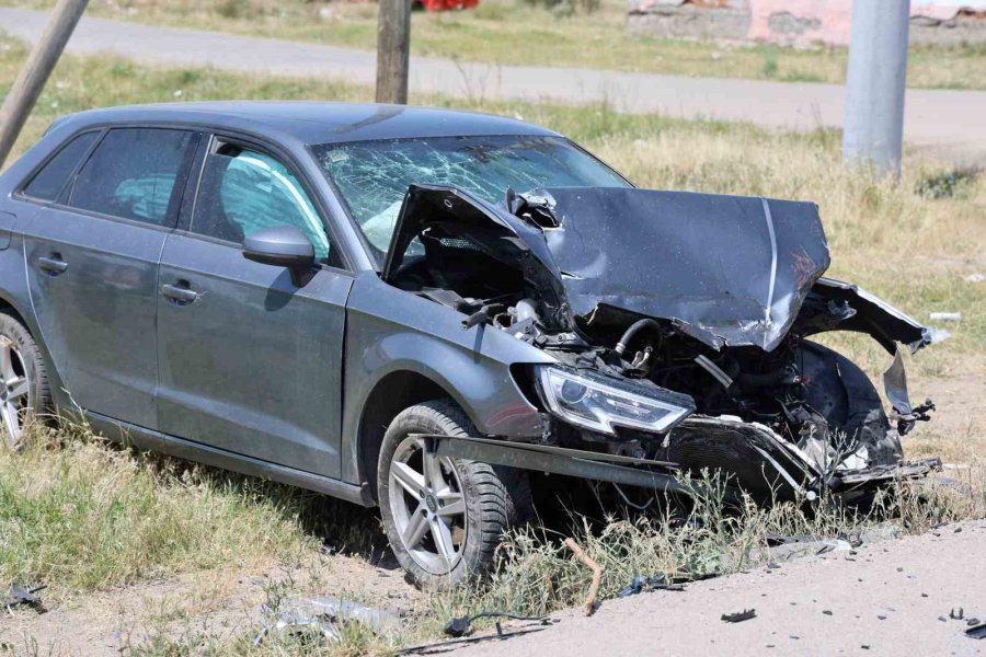 Traktör İle Otomobil Çarpıştı: 4 Yaralı