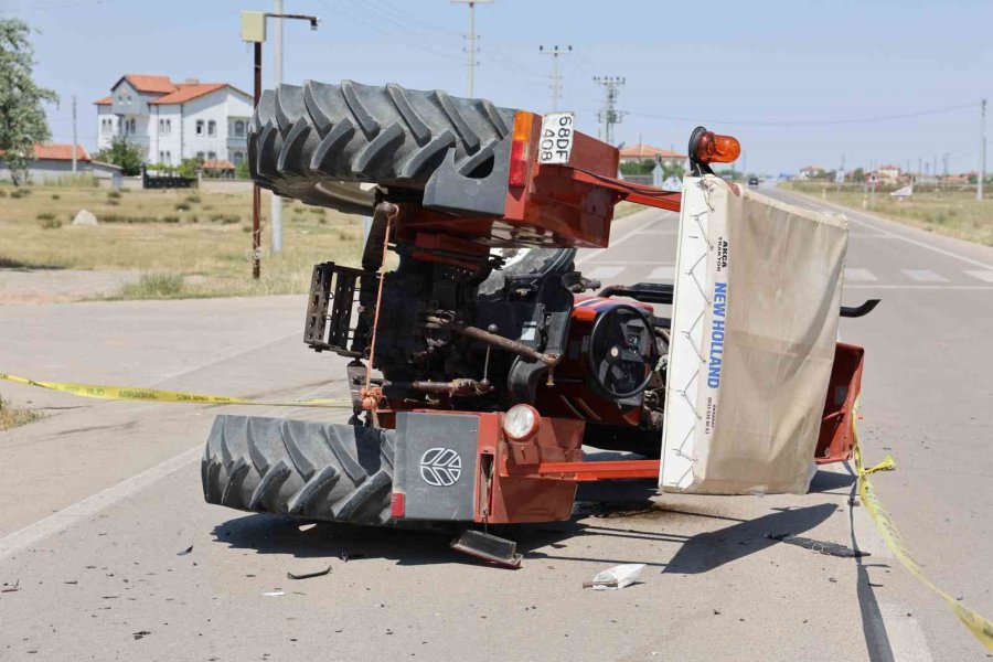 Traktör İle Otomobil Çarpıştı: 4 Yaralı