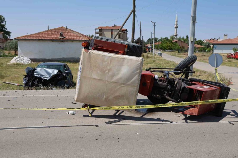 Traktör İle Otomobil Çarpıştı: 4 Yaralı